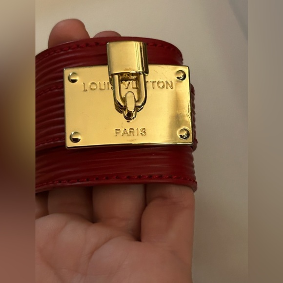 Authentic Louis Vuitton cuff bracelet in red Epi leather. - Picture 3 of 7